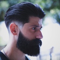 Gaya dandy dengan jenggot yang lebat namun berpotongan rapi juga masih diminati. Model Textured Slick Back bisa jadi inspirasi kamu. (Foto: ist.)