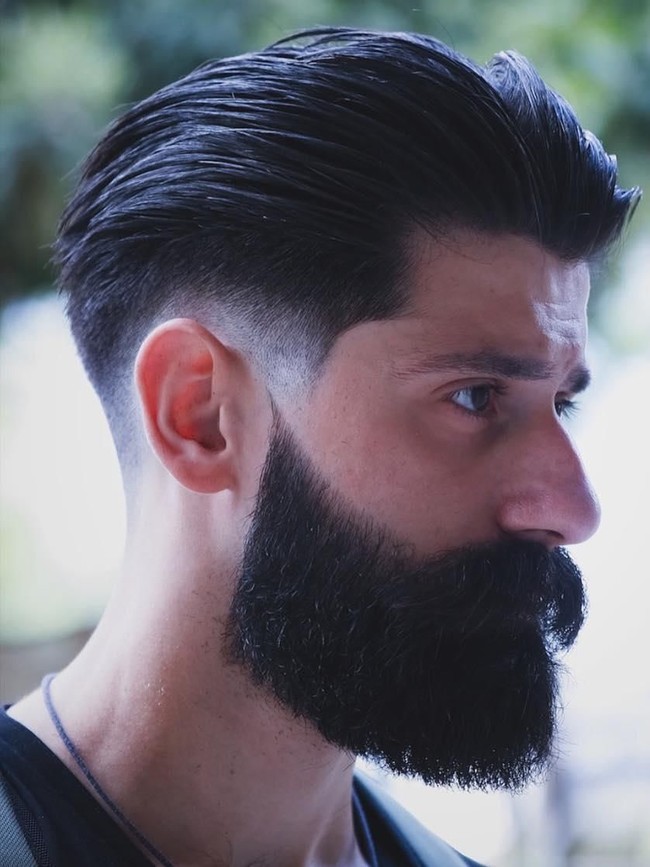 Gaya dandy dengan jenggot yang lebat namun berpotongan rapi juga masih diminati. Model Textured Slick Back bisa jadi inspirasi kamu. (Foto: ist.)