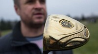 Mezhyhirya juga memiliki lapangan golf. Salah seorang pengunjung menunjukkan stik golf berwarna emas dengan ukiran bertuliskan Majesty. Foto: AP