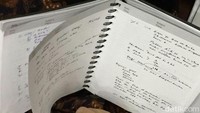 Novanto beberapa kali membolak-balik buku catatan itu. Sesaat kemudian, buku itu kembali ditutup oleh Novanto.