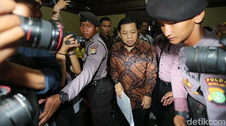 Usai Sidang, Novanto Dikawal Masuk ke Mobil Tahanan Usai Sidang, Novanto Dikawal Masuk ke Mobil Tahanan