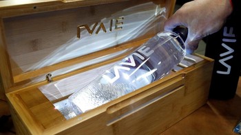 Sebuah kotak yang dinamai LaVie ini difungsikan sebagai penyimpanan botol minum. Cahayanya berfungsi sebagai penghilang klorin, pestistida, dan juga unsur-unsur bahaya pada mineral. (Foto: Reuters)