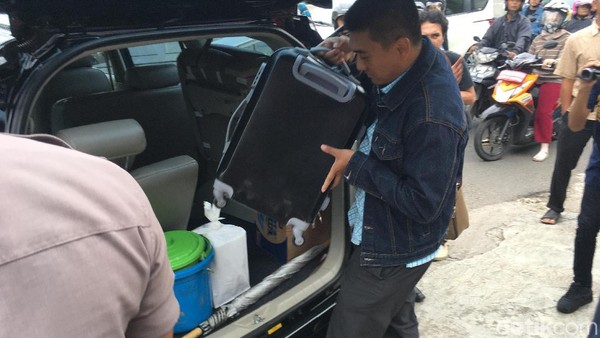 Foto: Koper-koper yang Dibawa KPK dari Kantor Fredrich Yunadi