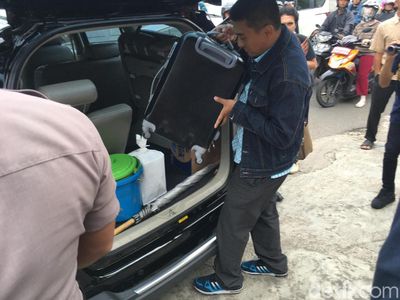Foto: Koper-koper yang Dibawa KPK dari Kantor Fredrich Yunadi