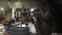Komisi Pemberantasan Korupsi (KPK) menggeledah kantor mantan pengacara Setya Novanto, Fredrich Yunadi. Tim dari KPK tiba di kantor Fredrich pukul 10.00 WIB. Foto: Indra Komara/detikcom