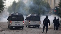 Para demonstran melemparkan batu dan bom molotov ke arah polisi yang mengawalnya jalannya unjuk rasa. Lemparan itu dibalas dengan tembakan gas air mata dari polisi. Foto: REUTERS/Zoubeir Souissi