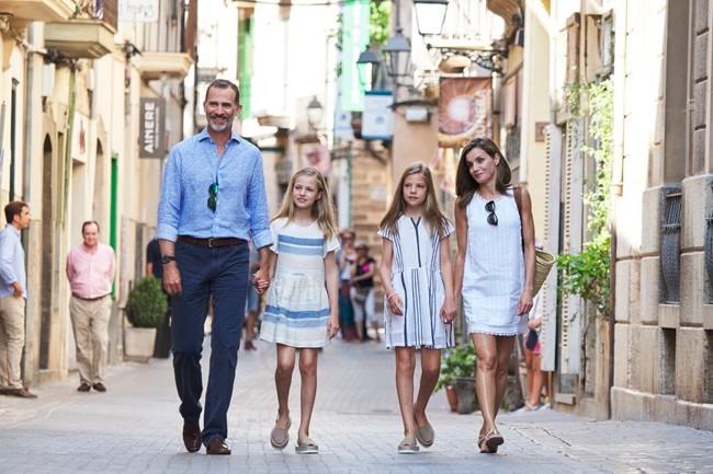 Potret keharmonisan keluarga Raja Felipe VI dan Ratu Letizia yang kerap tampil dengan busana serasi. Foto: Getty Images