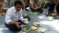 Kita makan bareng, silaturahmi. Tujuan hidup kita bermanfaat sebagai keluarga besar Kementan, ujar Amran di Kementan, Kamis (11/1/2018).
