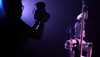 Traveler yang mau nonton robot striptis ini mestiantre dulu karena peminatnya banyak. Rata-rata mereka penasaran dengan penampilan si robot saat menari. (AFP/Getty Images)