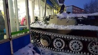 Pria itu sebelumnya mengendarai mobil pribadi lalu membawa kabur tank tersebut.