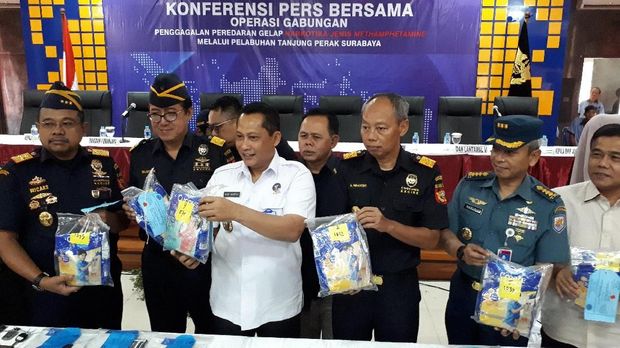 BNN dan bea cukai memperlihatkan barang bukti 7,3 kg sabu