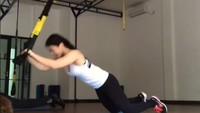Dilihat lewat akun media sosialnya, selain angkat beban, Nina juga mencoba latihan TRX. Foto: Instagram @kerenina_sunny