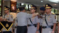 Selain jabatan Dankor Brimob dan Kapolda Kaltim, ada 5 jabatan yang turut mengalami pergantian pejabat, di antaranya jabatan Kadiv Hukum Polri, di mana Irjen Raja Erizman bertukar posisi dengan Kapolda NTT Irjen Agung Santoso.