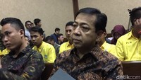 Buku agenda bersampul hitam ini dibawa Setya Novanto di dalam map saat menghadiri sidang. Novanto sempat membuka-bukanya sejenak lalu menutup dan kembali mendekap buku itu.