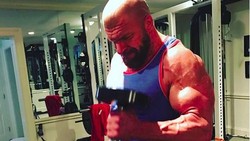 Triple H tetap terlihat kekar di usia 48 tahun. Pegulat profesional WWE ini mengungkap rahasia tubuh berototnya di instagram.