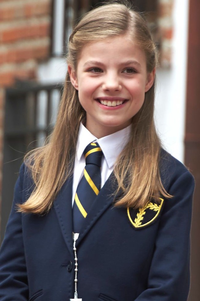 Putri Sofia dengan seragam di Komuni Pertamanya di Gereja Asuncion de Nuestra Senora, Madrid, Spanyol. Foto: Getty Images