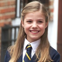 Putri Sofia dengan seragam di Komuni Pertamanya di Gereja Asuncion de Nuestra Senora, Madrid, Spanyol. Foto: Getty Images