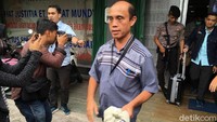 Belasan penyidik KPK itu keluar dari kantor Fredrich pukul 16.39 WIB usai melakukan penggeledahan. 
