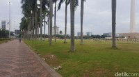 Pagar yang dulunya membatasi warga ke lapangan rumput di Monas sekarang telah dicabut. Tak ada pembatas antara warga dengan hamparan rumput (Foto: Zunita Amalia Putri/detikcom)