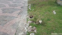 Pencopotan pagar pembatas rumput meninggalkan bekas di rumput Monas.