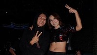 Ia pun ingin tetap nge-DJ meski tengah hamil, namun hal itu tak jadi dilakukan karena dilarang dokternya. (Dok. Instagram/jennycortez_dj)