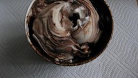 Cokelatnya terlihat berlimpah banget. Ternyata McFlurry di Jerman ini menggunakan campuran es krim cokelat Magnum. Foto: Istimewa