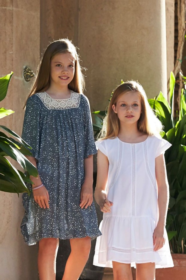 Tetap anggun dan cantik dengan gaun casual yang simpel. Foto: Getty Images