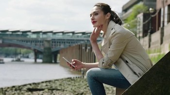 Aksi Gadot saat membintangi iklan Huawei. (Foto: Internet)