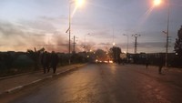 Salah satu ruas jalan menuju Tebourba dari Tunis diblokir demonstran dengan meletakkan ban-ban yang dibakar di tengah jalan. Foto: COURTESY OF TWITTER/@FADILALIRIZA/via REUTERS