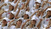 Foto: Korea Utara identik sebagai negara komunis yang tertutup. Namun di samping terntaranya yang sangar, Korea Utara juga punya pasukan cheerleader cantik (AFP)