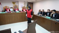 Hakim menilai Ria Yanti terbukti mengeksploitasi anak balitanya yang menderita penyakit mata untuk mencari sumbangan masyarakat lewat facebook. 