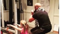 Squat dengan beban tambahan rantai pun dilakukannya bersama sang anak. (Foto: instagram/TripleH)