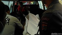 Diduga Sri Iswanti merupakan korban pembunuhan. Selain tanda luka, ditemukan juga jejak mencurigakan di sekitar TKP. Di atas tanah, ada bekas seretan benda yang mengarah ke sumur. (Foto: Ristu Hanafi/detikcom)