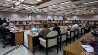 Rapat tersebut membahas politik uang hingga penundaan pemeriksaan calon kepala daerah terkait pelaksanaan Pilkada Serentak 2018.