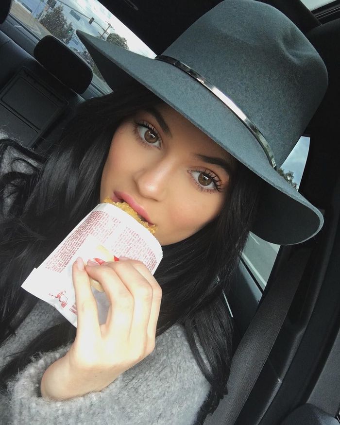 Ini 10 Momen Kylie Jenner Menyantap Fast Food Hingga Makanan Manis - Foto 4