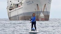 Saat paddling di laut Sabang, tampak sebuah kapal bernama Silver Sea 2 menjadi latar belakangnya. Dok. Pribadi.