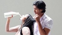 Sebelumnya, Denada juga tampil seksi di video musik ‘Mutha Futha’. Foto: Instagram Denada