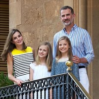 Dua putri yang beranjak remaja ini mewarisi ketampanan dan kecantikan ayah serta ibu mereka. Foto: Getty Images