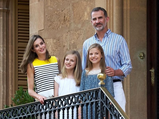 Dua putri yang beranjak remaja ini mewarisi ketampanan dan kecantikan ayah serta ibu mereka. Foto: Getty Images