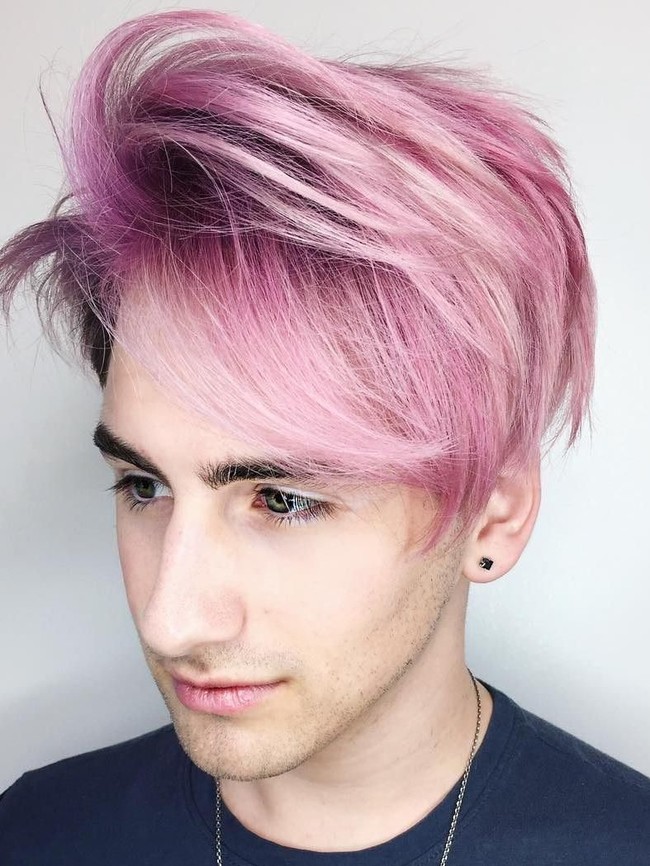 Kamu tipikal pria yang berani mengeksplorasi warna rambut? Model Pink Merman Hair mungkin cocok buatmu. (Foto: ist.)