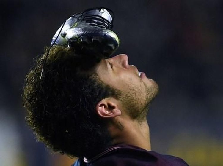 Foto: Sepatu di Jidat Neymar