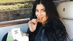 Ini 10 Momen Kylie Jenner Menyantap Fast Food Hingga Makanan Manis