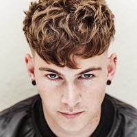 Buat kamu yang berambut gelombang, tak ada salahnya tampil dengan Wavy crop. Masih dengan potongan tipis di area samping, namun dengan sedikit poni yang memanjang di bagian depan. (Foto: ist.)