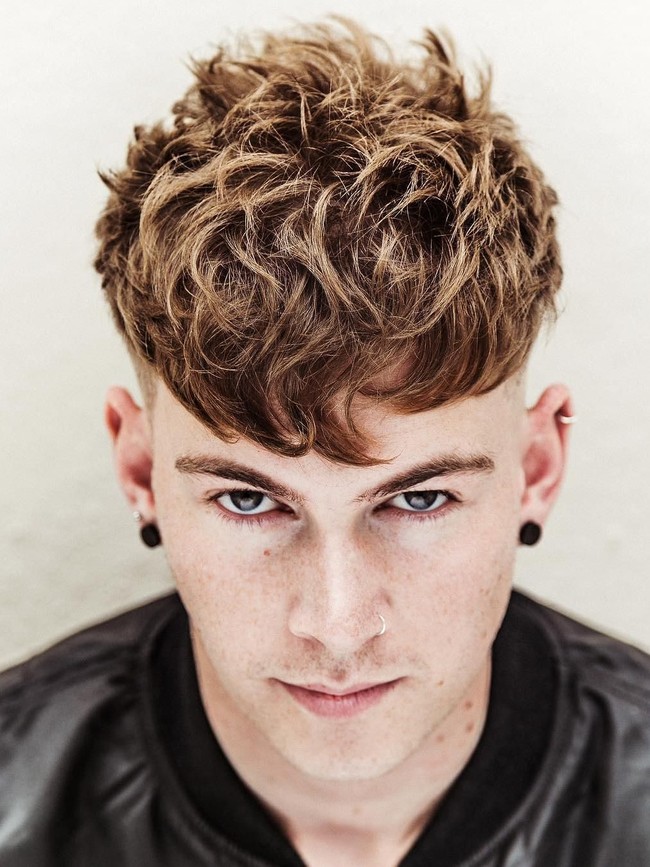 Buat kamu yang berambut gelombang, tak ada salahnya tampil dengan Wavy crop. Masih dengan potongan tipis di area samping, namun dengan sedikit poni yang memanjang di bagian depan. (Foto: ist.)