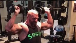 Foto: Rahasia Tubuh Kekar Triple H WWE di Usia 48 Tahun