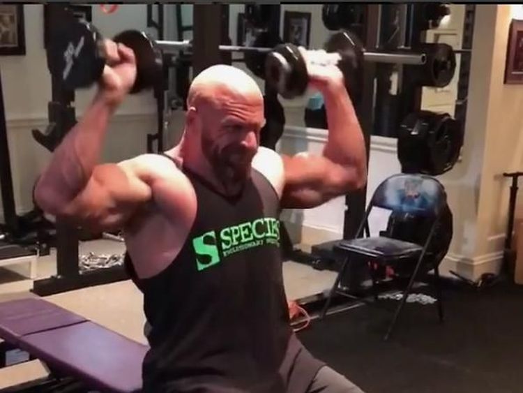 Foto: Rahasia Tubuh Kekar Triple H WWE di Usia 48 Tahun