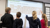 Ini salah satu metode belajar di sekolah Finlandia. Anak-anak diajak belajar sambil bermain, sehingga suasana belajar menjadi lebih menyenangkan.