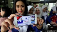 Salah satu kader PAN memperlihatkan website sekretariat PAN untuk proses pendaftaran anggota calon legislatif secara online.