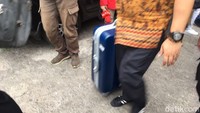 Penyidik KPK membawa 3 koper dan 1 kardus dari dalam kantor Fredrich Yunadi.