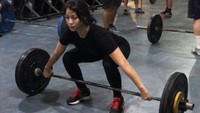 Ya, kakak dari aktor dan pesinetron Steve Emmanuel ini tengah fokus menggeluti olahraga weight lifting atau angkat beban. Foto: Instagram @kerenina_sunny